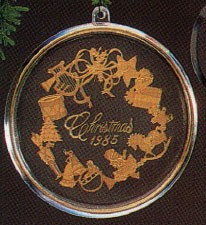 1985 Old-Fashioned Wreath Acrylic (SDB) Hallmark Keepsake Ornament 750QX3735-2