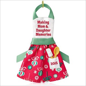 2015 Mom & Daughter Memories Apron Hallmark Keepsake Ornament QGO1237