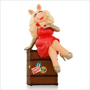 2015 Muppets It is Moi Miss Piggy *Magic Hallmark Keepsake Ornament QXD6127