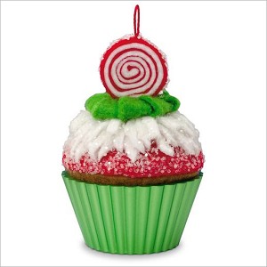 2016 Christmas Cupcakes 7th Peppermint Swirl Hallmark Keepsake Ornament qx9114