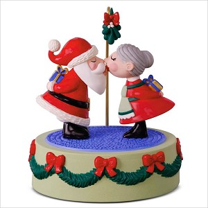 2018 Kissing Clauses *Magic Hallmark Keepsake Ornament QGO1876