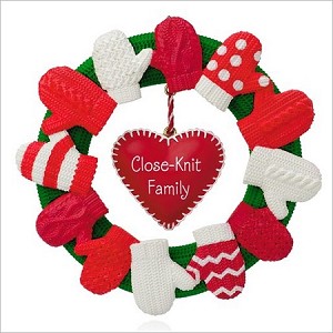 2015 A Close-Knit Family Mitten Wreath Hallmark Keepsake Ornament QGO1629